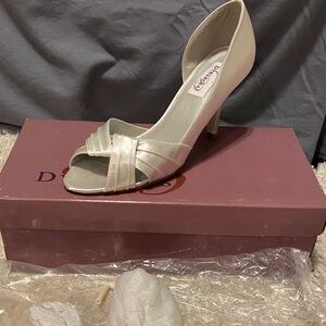 NWT Dyeable White Satin Pump